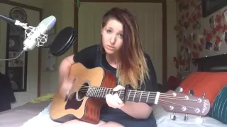 Милая девушка, играет на гитаре и великолепно поет.