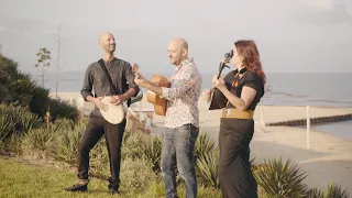 WOMEN PLAY BOUZOUKI