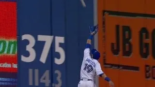 SEA@TOR: Bautista makes nice catch on fly ball