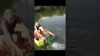 Лодка из пенопласта с бензиновым мотором спустили на воду