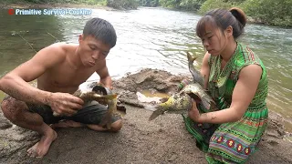 Primitive Life - Smart Girl Dig Deep Mud Crack Secret Hole Find Fish Dry -Unique Survival Catch Fish