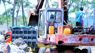 40 Years Old Wheel Excavator Poclain 75PB Loading Rocks Into Dump Truck Belleville Pelle à Pneus