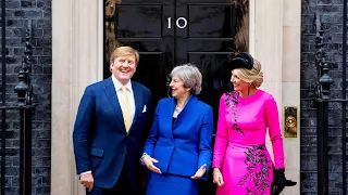 Koning Willem-Alexander en koningin Máxima arriveren bij Downing Street 10