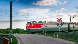 RailWay. Railroad crossing. VL85 with a freight train/ ВЛ85 с грузовым поездом проходит жд. переезд