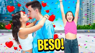 LA PROFE DE MI HERMANA ME ROBA UN BESO…**mucha vergüenza!**