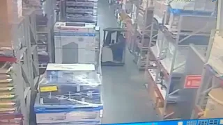 Forklift vs Pedestrian blind spot in wareshouse