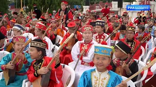 В ЦЕНТРЕ ВНИМАНИЯ ЭФИР  06 06 2024  ПОДНОШЕНИЕ МУЗЫКОЙ ДОМБРИСТЫ ПАГОДА СЕМИ ДНЕЙ