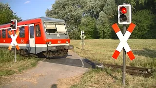Spoorwegovergang Berg (D) // Railroad crossing // Bahnübergang