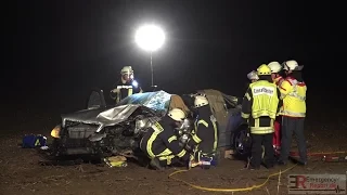 [FRONTALUNFALL AUF BUNDESSTRASSE] - Beide Fahrzeugführer eingeklemmt ~ Feuerwehr Rommerskirchen -