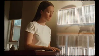 Sigrid - Thank Me Later (up close) (Visualiser)