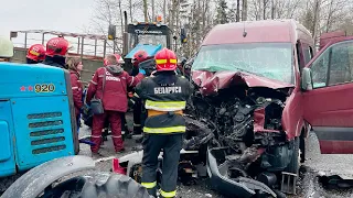 Кадры жесткого столкновения маршрутки, такси и двух тракторов на трассе в Беларуси