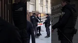 Возле здания государственной думы в Москве задержали астраханца за одиночный пикет с плакатом