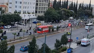 Πανικός με εκατοντάδες μηχανές στη Συγγρού να συνοδεύουν το πούλμαν του Ολυμπιακού