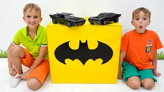 Vlad e Niki se divertem com carros de brinquedo do Batman