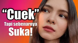 Tanda Wanita Suka (TAPI CUEK!)