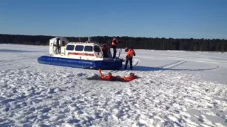 Калужские спасатели вытащили рыбаков из ледяной полыньи на Яченском водохранилище