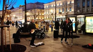 Жуки - "Танкист", уличные музыканты и солист Женя выступают на Невском проспекте в Санкт-Петербурге
