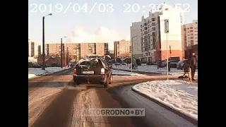 Включил правый поворот, но поехал прямо: видео ДТП с улицы Пролетарской
