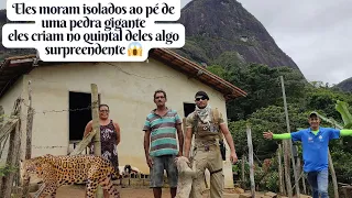 UMA FAMÍLIA QUE MORA QUSE QUE ISOLADO NO PÉ DE UMA PEDRA GIGANTE