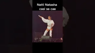 Natti Natasha casi se cae en escenario