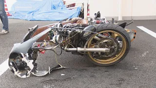 2.6キロにわたる逃走の末に　パトカーの追跡から逃げたバイクが国道を逆走しトラックと衝突　バイクの男女2人が重体　複数台で騒音たて危険走行していたか　