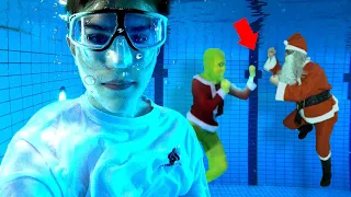 GRINCH and SANTA fight UNDER WATER in the SWIMMING POOL!!!