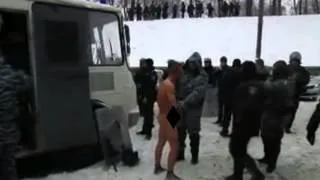 Беркут фотографируют активиста на морозе голым