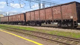 "Быстро Летит" ВЛ80С-2275 пролетает станцию Сулин с грузовым поездом