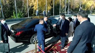 Депутаты Жогорку Кенеша и аппарат правительства проводили С. Жээнбекова аплодисментами