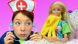 Barbie ist krank. Spielspaß mit Barbie und Irene. Puppen Video auf Deutsch