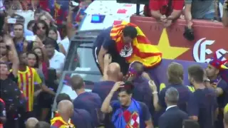 Xavi shoves Neymar during Barcelona Champions League parade