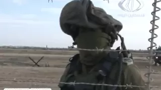 فلسطيني يطلب من جندي اسرائيلي بالتراجع عن حدود غزة