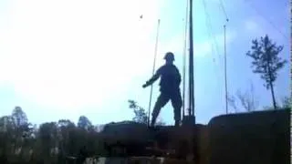 Un soldat danse pendant le lancement d'une rocket