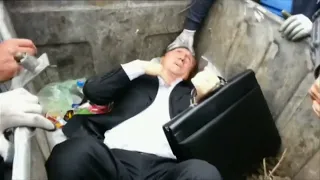 Ukraine dumping "Politicians" in trash