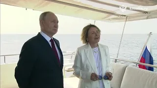 В. Путин с борта яхты "Охта" наблюдал за поднятием гигантских флагов РФ, СССР и Российской империи