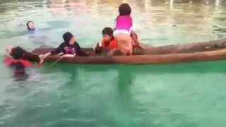 Девочка спасает детей!