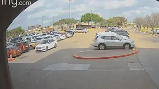 Video shows woman's purse being snatched in southwest Houston parking lot