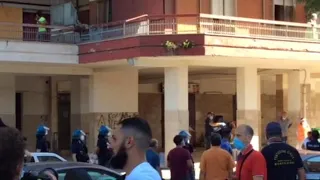 Mondragone, nel Casertano tensione in strada tra residenti