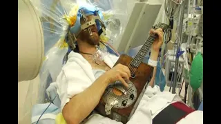 Toca la guitarra mientras se somete a cirugia cerebral