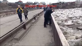 Срочно. Лёд ломает мост, газовая труба трещит по швам .г Куса Чел область.06.04.2024