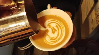 라떼아트.latteart.무빙.푸어링.튤립.밀어넣기