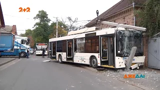 Двобій титанів у Кропивницькому: у нищівній аварії зійшлися тролейбус та вантажівка