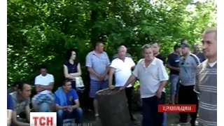 Жителі міста Ланівці заблокували в’їзди на місцевий свинокомплекс