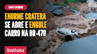 ENORME CRATERA SE ABRE E 'ENGOLE' CARRO NA BR-470 EM SANTA CATARINA