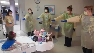 Krankenschwestern betraten das Zimmer eines 3-jährigen Mädchens. Dann geschah etwas Unerwartetes...