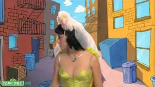 Katy Perry & Elmo Cantan Hot N Cold