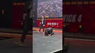 Киану Ривз встал на колени перед фанатами на фестивале Comic Con в Бразилии.