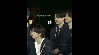 The way jungkook looks alarmed after taehyung moved🤣🤣🤣