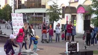 Рустем классно поет на улице! Buskers! Street! Brest!