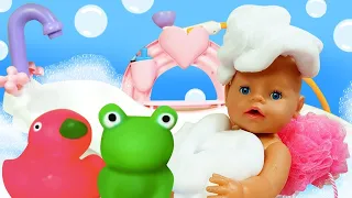 La routine du matin de Bébé Annabelle. Un bain avant de se coucher. Vidéo pour fille.